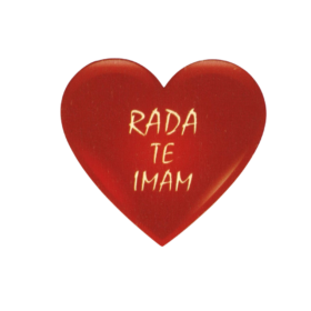 Rdeč lesen srček z napisom "Rada te imam"