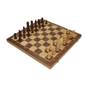 Namizni šah v leseni škatli