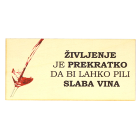 Lesena tablica z napisom "Življenje je prekratko, da bi lahko pili slaba vina"