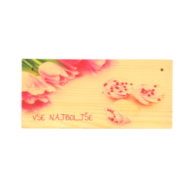 "Vse najboljše" z nežno roza grafiko na leseni tablici
