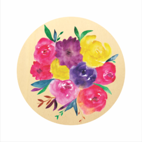 Šopek cvetja na okrogli leseni dekoraciji